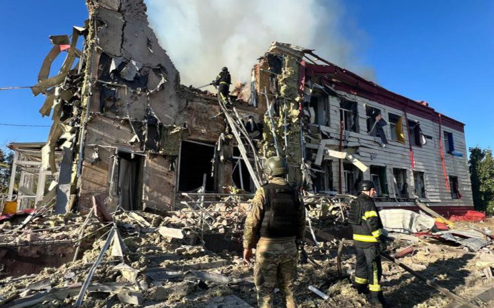 Російська армія вдень 23 вересня обстріляла Краматорськ. За даними станом на 14:00, внаслідок удару реактивної артилерії загинула жінка, ще троє людей зазнали поранень.