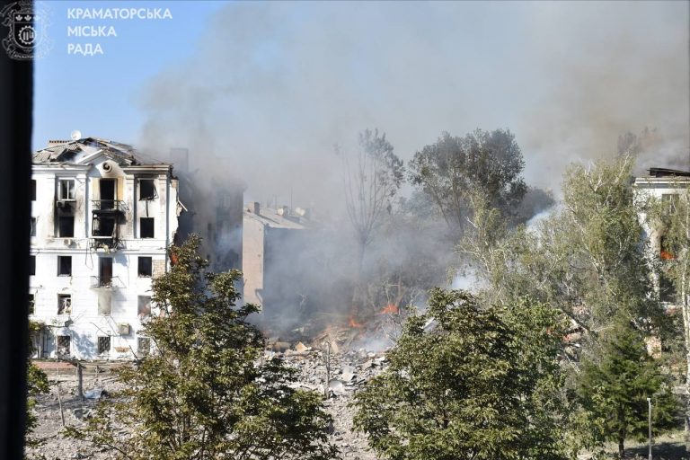Вдень, 31 липня росія вдарила по центру Краматорська — житлову п’ятиповерхівку знищено майже повністю
